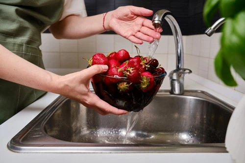 Nepoužívejte pesticidy na trhu! Jak správně mýt zeleninu a ovoce